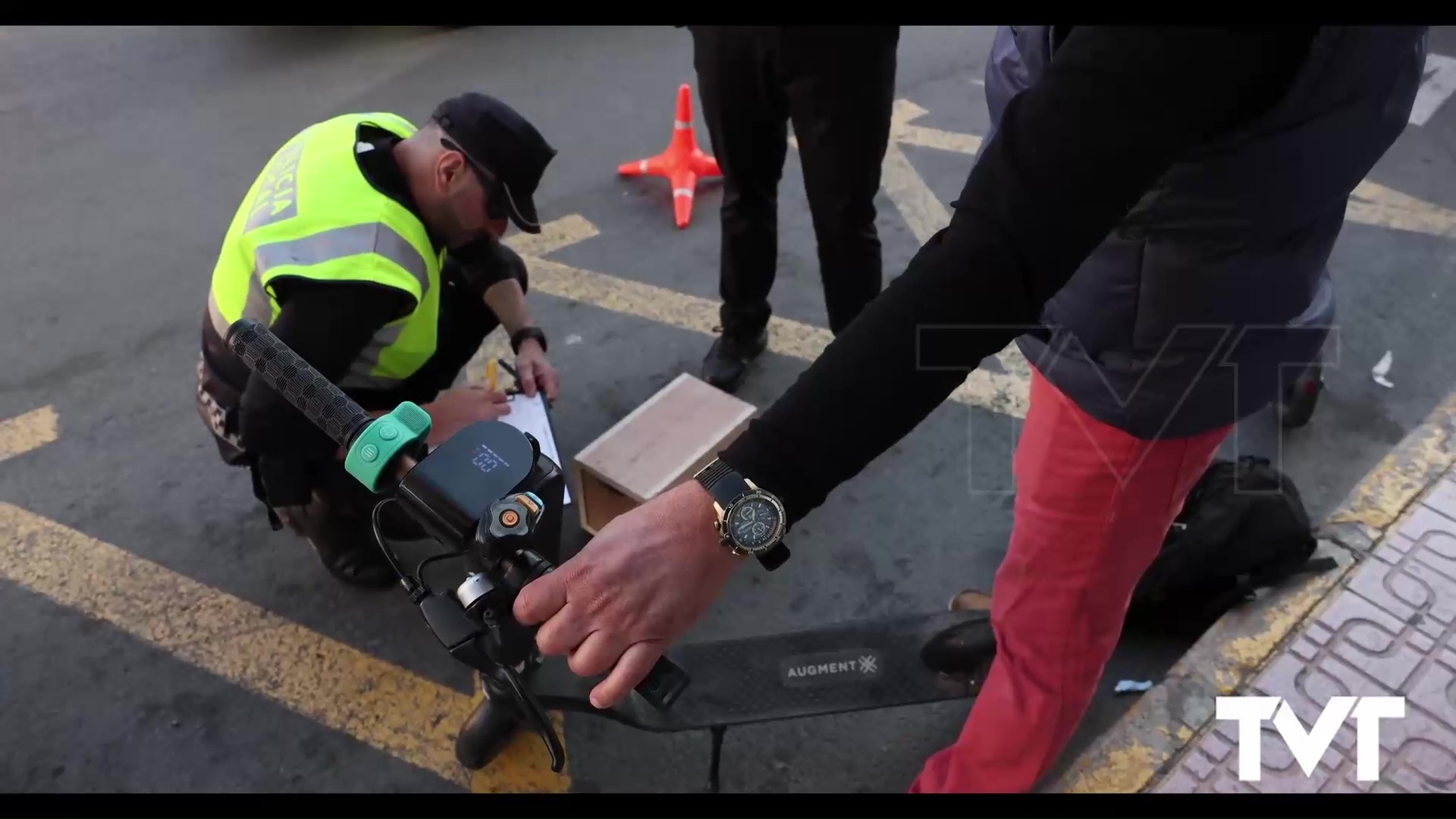 Imagen de Policía local sanciona a conductores de patinetes eléctricos que no cumplen con la normativa 